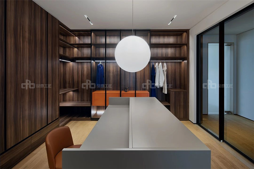 衣柜用實木材質(zhì)來做有哪些優(yōu)點?(圖2) 衣柜用實木材質(zhì)來做有哪些優(yōu)點?(圖2)